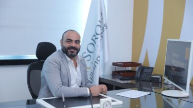 صورة للسنة الخامسة على التوالى   ” صروح للتشييد و البناء ” تشارك بمعرض سيتى سكيب وتقدم  عروض خاصة لعملائها خلال ايام المعرض     تشارك شركة صروح  للتشييد والبناء للعام الخامس على التوالى بمعرض سيتى سكيب فى الفترة من ٢٠ وحتى ٢٣ من سبتمبر الجارى  بمشروعاتها المتنوعة بالعاصمة الإدارية الجديدة مع تقديم عدد من العروض الحصرية والتى سيتم الإعلان عنها داخل جناح الشركة المتواجد بالقاعة ( ١) طوال أيام المعرض   وأشار شريف أنور- رئيس القطاع التجارى – ان الشركة تشارك فى نسخة المعرض هذا العام بعدد خاص جدا من العروض المميزة على مشروعاتها بالعاصمة الإدارية الجديدة وعلى رأسهم مشروع انترادا السكنى بالعاصمة الإدارية الجديدة المقام على مساحة ٧٢ فدان باجمالى استثمارات تصل الى ١٠ مليارات جنيه والذى يعتبر باكورة اعمال الشركة فى مجال التطوير العقارى والذى حقق معدلات إنجاز كبيرة على أرض الواقع  حيث يتم الان تسليم وحدات المرحلة الاولى من المشروع وتم أيضا بدء اعمال الإنشاءات لمرحلة كاسكاديا ( المرحلة فائقة التميز ) داخل مشروع انترادا بالعاصمة بعد توقيع عقد المقاولات الخاصة بها مع شركة ديتاك للمقاولات خلال الشهر الجارى ، بالإضافة الى المشاركة أيضا بمشروع سيتاديل هو مشروع ” ادارى – تجارى ”  يقع بأكثر المناطق تميزا بحى المال والأعمال حيث يطل المشروع على الحديقة الرئاسية بموقع استراتيجى كحلقة الوصل ما بين حى المال والأعمال والحى الحكومى ، باجمالى استثمارات تتجاوز مليار جنيه وحقق معدلات إنشاء على أرض الواقع بلغت نحو ٨٠ %  ،ومشروع انترادا افينو التجارى الذى يقع بمنطقة ال R7  بالعاصمة الإدارية.  واشار انور الى ان شركة صروح تحرص دائما ان تقدم لعملائها افضل فرص للاستثمار فى جميع مشروعاتها خاصة وانها دائما ما تختار أفضل الأماكن والمواقع المتميزة لتنفيذ هذه المشروعات علاوة على حرصها أيضا على اختيار شركاء النجاح من كبرى بيوت الخبرة الهندسية والفنية والتنفيذية وذلك لضمان تنفيذ مشروعاتها وفقا لأعلى المعايير الإنشائية والفنية والتى تحافظ على القيمة والجدوى الاستثمارية الخاصة بمشروعاتها لتكون أكثر تميزا والأفضل استثمارا لكل عملائها.  مشيرا الى ان مشروع انترادا يعتبر مشروعا متكاملا ومتنوع الوحدات ويمتاز بالرفاهية والفخامة ويتمتع بكم هائل من الخدمات والمناظر الطبيعية والخلابة والتى تستحوذ على نحو ٨٠ % من اجمالى مساحة المشروع بالإضافة إلى تنوع مساحات وحداته التى تلبى كافة الاحتياجات وروعة التصميم والذى يتماشى مع اعلى معايير الاستدامة والجودة