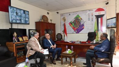 صورة وزير الإسكان يعقد اجتماعا بمقر جهاز مدينة العاشر من رمضان لمتابعة وضع منظومة مياه الشرب بالمدينة