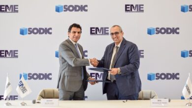 صورة سوديك وشركة إلكتروميكانيك للطاقة (EME) يوقعان عقدًا لتركيب 400 لوحة توليد طاقة شمسية بأسطح المنازل في مشروع VYE