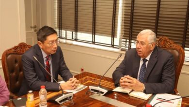 صورة وزير الزراعة يبحث مع سنغافورة التعاون في مجال استنباط أصناف الارز قليل استهلاك المياه والبحوث التطبيقية والاستزراع السمكي