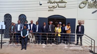 صورة السفير الهندي بالقاهرة يزور مكتب بريد فارس بأسوان