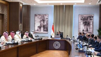 صورة رئيس الوزراء يبحث مع مسئولين سعوديين أوجه التعاون المشترك وزيادة الاستثمارات