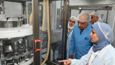 صورة وزير قطاع الأعمال العام فى جولة تفقدية لمشروعات تحديث وتطوير خطوط الإنتاج بشركة القاهرة للأدوية