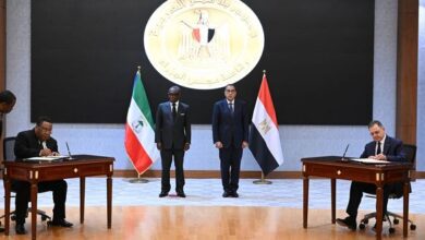 صورة رئيس الوزراء ونائب رئيس غينيا الاستوائية يشهدان توقيع مُذكرة تفاهم في مجال التعاون الأمني