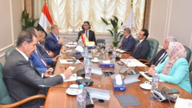 صورة وزير التموين يبحث مع رئيس اتحاد المستثمرين تعزيز التعاون المشترك