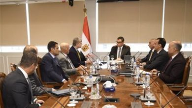 صورة وزير الإسكان يتابع الموقف التنفيذي لمشروع أبراج الداون تاون وبحيرات العلمين