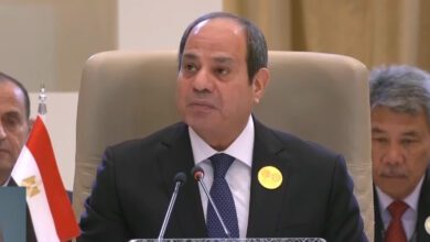 صورة الرئيس السيسي: مصر تدين بشكل قاطع حملة القتل الممنهج التي تمارس بحق المدنيين في قطاع غزة .