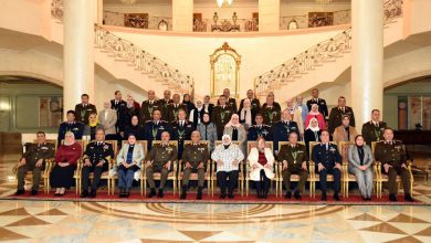 صورة وزير الدفاع والإنتاج الحربى يكرم عدداً من القادة الذين أوفوا العطاء بالقوات المسلحة .