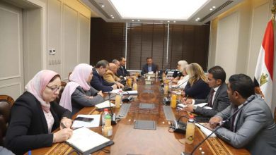 صورة وزير الزراعة يستعرض مع بعثة “إيفاد” نتائج زيارتها لمشروع التكيف في البيئات الصحراوية
