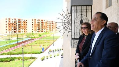صورة «مدبولى» يسلم عدد من عقود الوحدات السكنية للمستفيدين بمشروع المبادرة الرئاسية «سكن لكل المصريين»