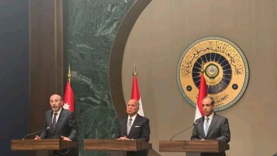 صورة وزير الخارجية والهجرة يشارك في اجتماع آلية التعاون الثلاثي مع وزيري خارجية الأردن والعراق