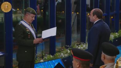 صورة رئيس المجلس الدولي للرياضة العسكرية يمنح الرئيس السيسي العضوية الفخرية ويسلمه وسام الاستحقاق