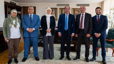 صورة وزير المالية يكرم نائب رئيس مصلحة الضرائب