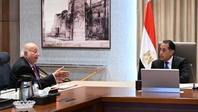 صورة رئيس الوزراء يستعرض مقترحًا للاستغلال الأمثل سياحيًا لمسار العائلة المقدسة