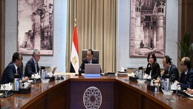 صورة مدبولي يستعرض مع رئيس “اقتصادية قناة السويس”المشروعات التي تعاقدت عليها الهيئة مؤخرًا