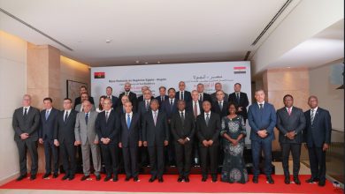 صورة مائدة مستديرة لرجال الأعمال برئاسة رئيس جمهورية أنجولا بمشاركة 6 وزراء .
