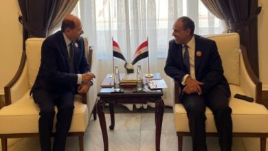 صورة وزير الخارجية اليمني  يبحث مع نظيره المصري العلاقات الثنائية بين البلدين وآفاق تطويرها