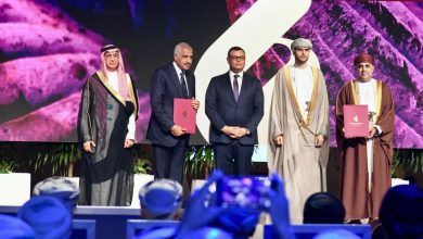 صورة وزير الإسكان يصل إلى مسقط ويُشارك في افتتاح معرض ومؤتمر عُمان العقاري وأسبوع التصميم والبناء العشرين