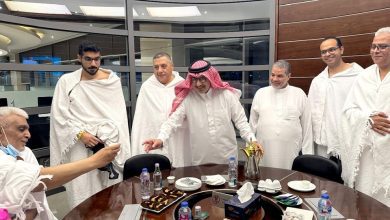 صورة السفير الحصيني يودّع ضيوف برنامج خادم الحرمين الشريفين من حجاج  مصر