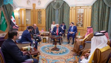 صورة سمو ولي العهد والرئيس الأمريكي والرئيس السوري يعقدون لقاءً حول مستقبل الأوضاع في سوريا