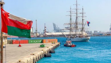 صورة سفينة البحرية السلطانية العُمانية (شباب عمان الثانية) تعبر قناة السويس