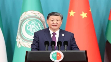 صورة الرئيس الصيني ” شي جين بينغ ” يهنئ نظيره العراقي بانعقاد القمة العربية الـ34 في بغداد