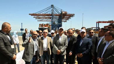 صورة رئيس الوزراء يتفقد محطة دحرجة السيارات (RORO) التابعة لشركة (SCAT)