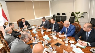 صورة وزير الإسكان يجتمع مع نواب ومساعدي هيئة المجتمعات العمرانية الجديدة لمتابعة الأعمال