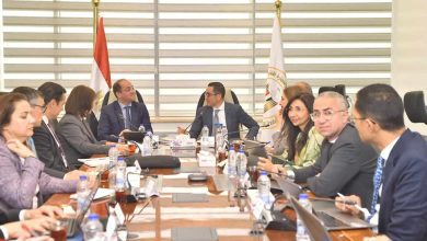 صورة اجتماع موسع لوزيري الاستثمار والمالية مع بعثة صندوق النقد الدولي