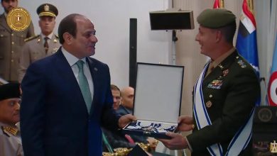 صورة رئيس المجلس الدولي للرياضة العسكرية يمنح الرئيس السيسي وشاح المجلس