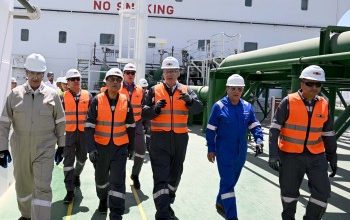 صورة مدبولي يستهل جولته بميناء العين السخنة بتفقد سفينة تغييز الغاز الطبيعي المسال “Energos Eskimo”