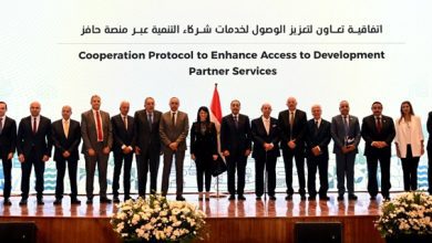 صورة رئيس الوزراء يشهد مراسم توقيع عدد من الاتفاقيات بين الحكومة وشركاء التنمية والقطاع الخاص