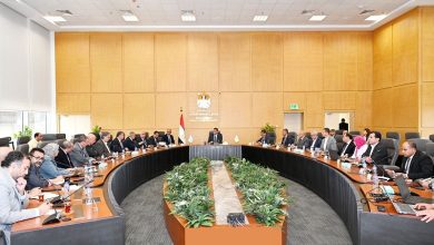 صورة وزير الإسكان يتابع مشروعات المرافق”حياة كريمة ” وتوطين الصناعة .