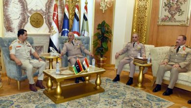 صورة رئيس أركان حرب القوات المسلحة يلتقى رئيس أركان القوات البرية بالجيش الليبى