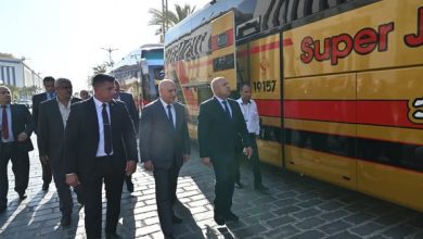 صورة وزير الصناعة والنقل يتفقد عدد 20 حافلة مرسيدس جديدة تم إنتاجها محليًا