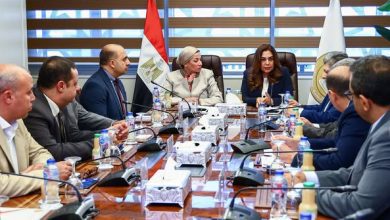 صورة اجتماع مشترك بين وزارتي البيئة والتنمية المحلية لمتابعة تحصيل رسوم منظومة المخلفات وتفعيل تحويلها إلى طاقة