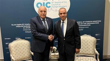 صورة وزير الخارجية يعقد مباحثات مع نظيره الجزائري