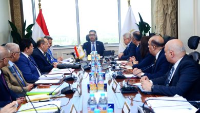 صورة وزير التموين  يعقد إجتماعا مع الشركة القابضة للصناعات الغذائية  لمتابعة مخزون السلع التموينية