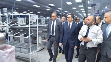 صورة الخطيب يتفقد عددا من الشركات بالمنطقة الحرة بمدينة نصر ويستعرض خططها التوسعية بالسوق المصرية