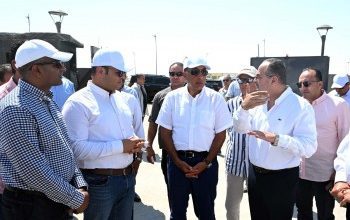 صورة مدبولي يتفقد محطة التجارب البحثية لتحلية مياه البحر بالعلمين الجديدة..ويؤكد اهتمام الدولة بهذا الملف