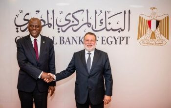 صورة محافظ البنك المركزي المصري يستقبل نظيره النيجيري ويصحبه في جولة بدار طباعة النقد بالعاصمة الإدارية