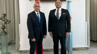 صورة السفير المصري يبحث مع وزير الدفاع التونسي التعاون في المجال العسكري