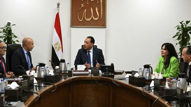صورة رئيس الوزراء يُتابع مع وزير التعليم عددًا من ملفات العمل وتطوير 94 منهجا .