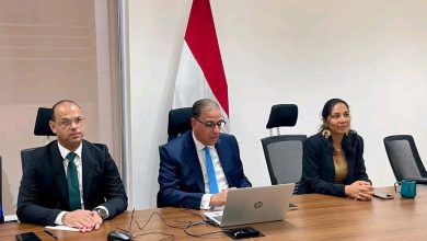 صورة نائب وزير الخارجية يلتقي مع الطلبة المصريين أوائل الثانوية العامة بالكويت