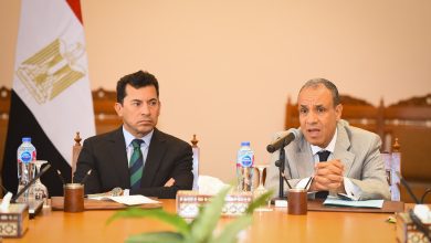 صورة وزير الخارجية يستقبل وزير الشباب والرياضة و مجموعة من الشباب المشاركين فى نموذج محاكاة مجلس الشيوخ