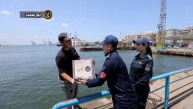صورة وزارة الداخلية توزع مساعدات عينية على قاطني المناطق الأولى بالرعاية احتفالا بذكرى ثورة 30 يونيو