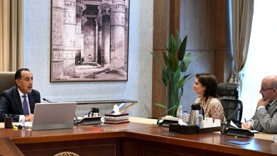 صورة مدبولي يستعرض مع المدير الإقليمي لـ “الصحة العالمية” جهود الدولة ب منظومة التأمين الصحي والمبادرات الرئاسية
