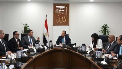 صورة رئيس الوزراء يتابع موقف تسليم الوحدات السكنية للموظفين المنتقلين للعمل بالعاصمة الإدارية الجديدة