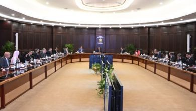 صورة رئيس الوزراء يتابع تنفيذ توجيهات السيد الرئيس بإنشاء مركز عالمي لتخزين وتوريد وتجارة الحبوب والغلال