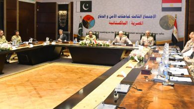 صورة الفريق أول عبد المجيد صقر يلتقى رئيس هيئة الأركان المشتركة الباكستانية